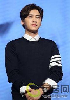 李易峰背景多大,从影视新星到全能艺人，他的成长之路